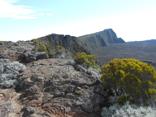 Arrivée au Pas de Bellecombe. Regard vers le Piton de Partage