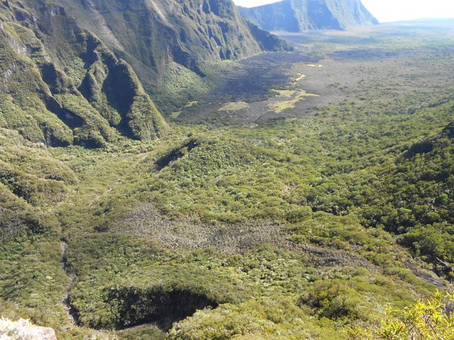 On voit bien d'ici qu'il n'y a pas de danger de marcher près du Piton Rouge