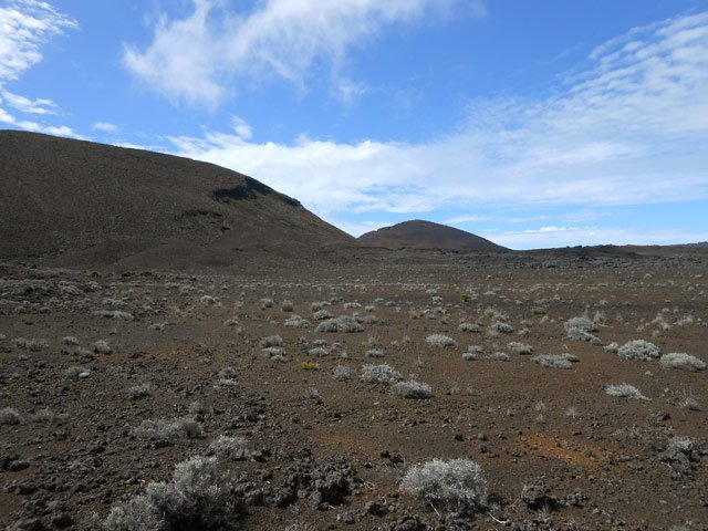 Traversée de la zone désertique en direction du flanc du Demi-Piton