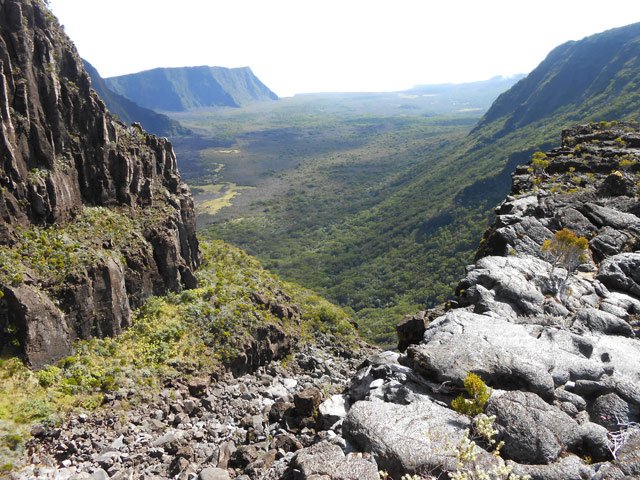Arrivée au bord du précipice dangereux qui permet de beaux panoramas sur la vallée